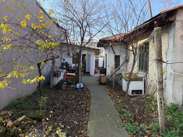 Chitila  Vanzare casa la curte