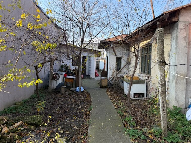 Chitila  Vanzare casa la curte