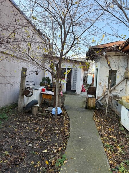 Chitila  Vanzare casa la curte