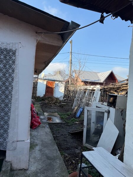 Chitila  Vanzare casa la curte