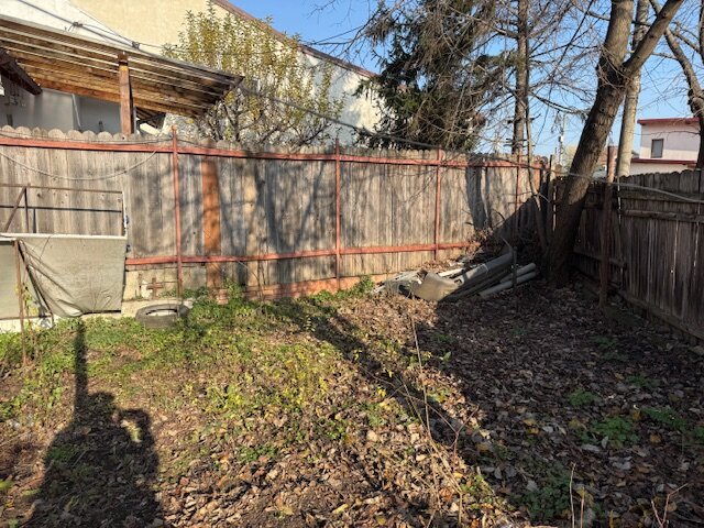 Chitila  Vanzare casa la curte