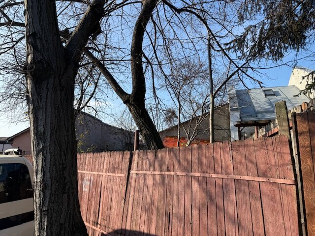 Chitila  Vanzare casa la curte