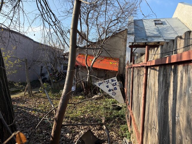 Chitila  Vanzare casa la curte